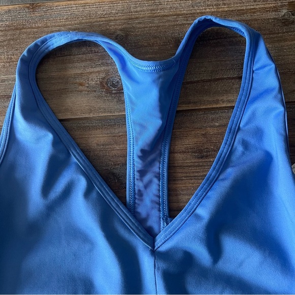Victoria’s Secret Sport Light Blue Strappy Back Sports Bra Size Medium - Picture 2 of 6